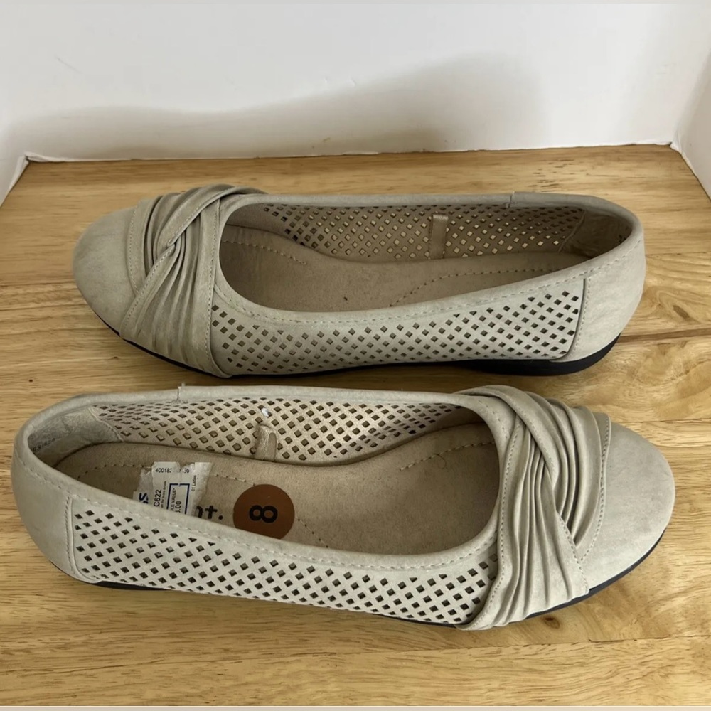 Whitemt. Women’s Shoes Flats Size 8 Beige Perforated.